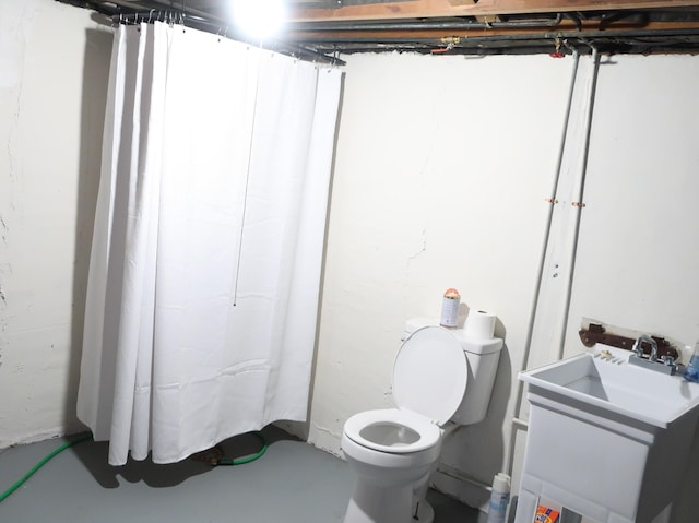 full bath with finished concrete flooring, a shower with shower curtain, vanity, and toilet