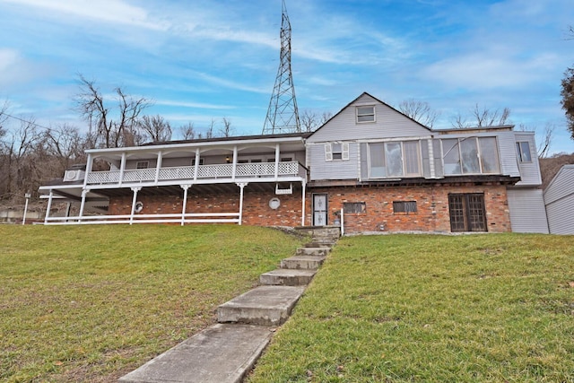 view of front facade featuring brick siding and a front yard