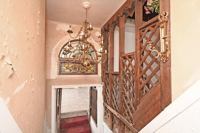 room details featuring a notable chandelier