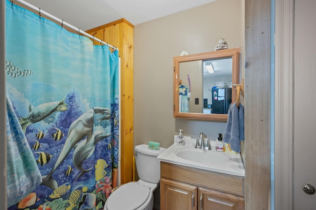 full bathroom with toilet, a shower with shower curtain, and vanity