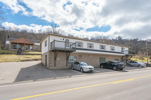 townhome / multi-family property featuring uncovered parking