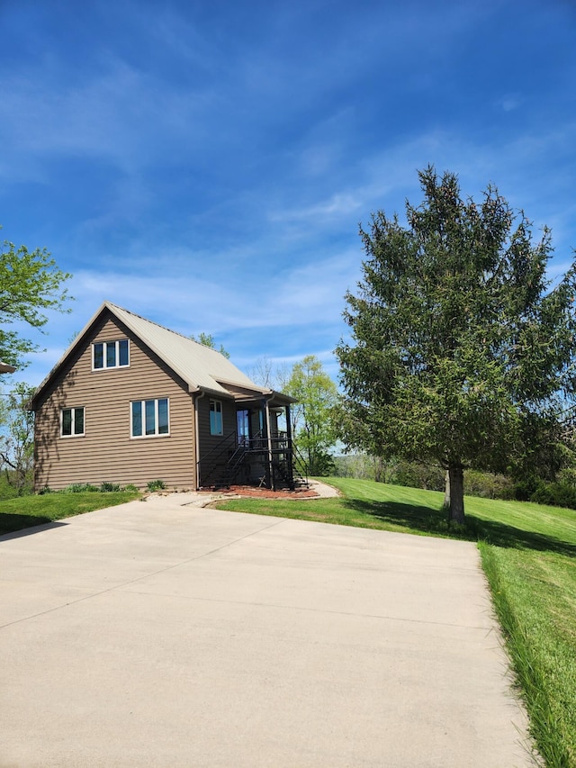 view of side of property featuring a lawn