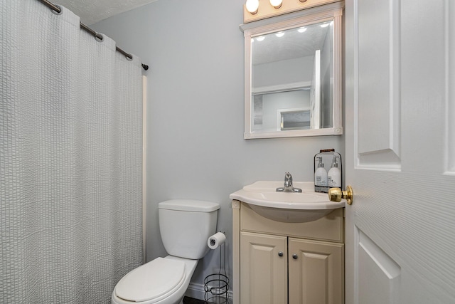 full bath featuring a shower with shower curtain, toilet, and vanity