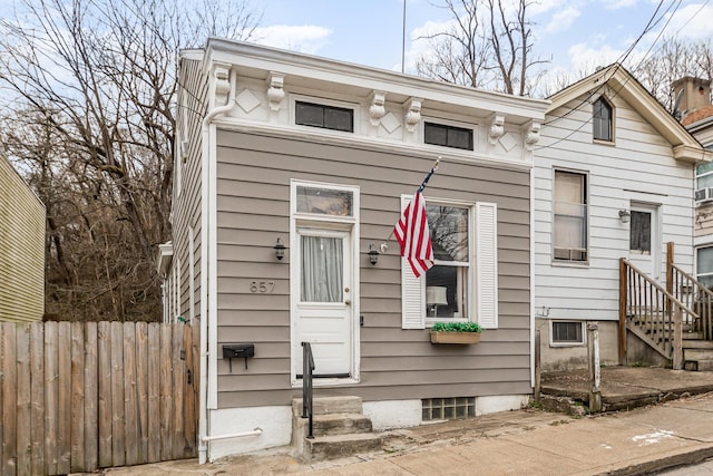 view of front of property with entry steps and fence