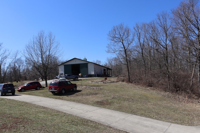 view of yard with an outbuilding and a detached garage