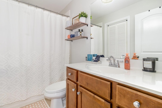 full bath with vanity, toilet, and a shower with curtain