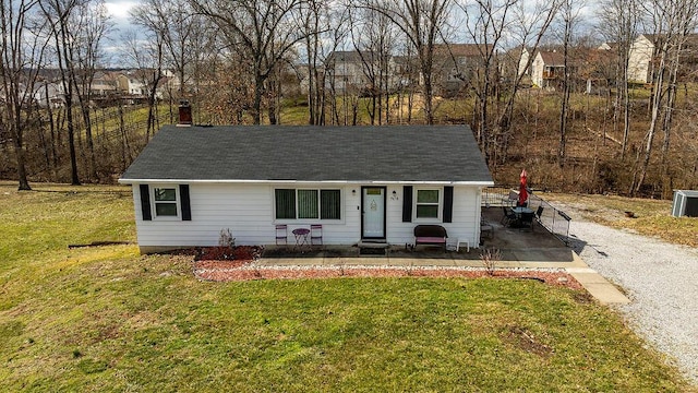 view of front of house featuring driveway and a front yard