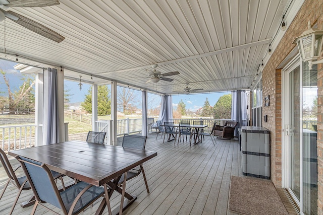 sunroom / solarium with a ceiling fan