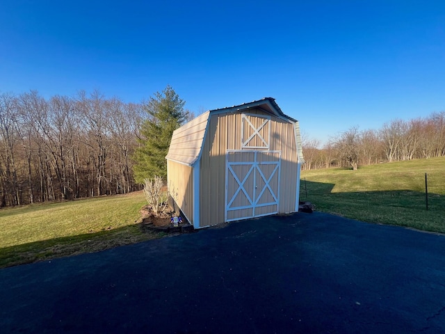 view of barn featuring a lawn