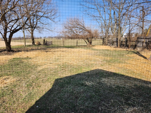 view of yard featuring a rural view