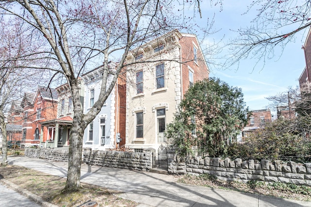 view of front facade with a fenced front yard