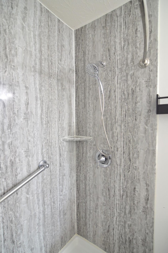 full bath with tiled shower