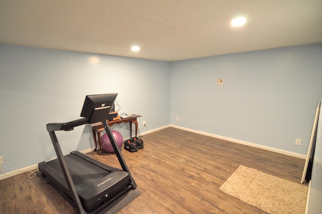 workout area featuring recessed lighting, wood finished floors, and baseboards