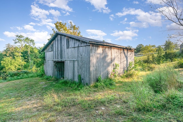 view of outdoor structure with an outbuilding