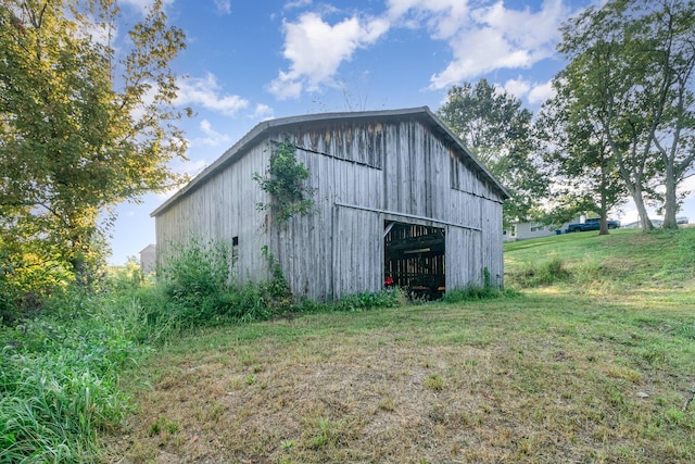 view of barn with a yard