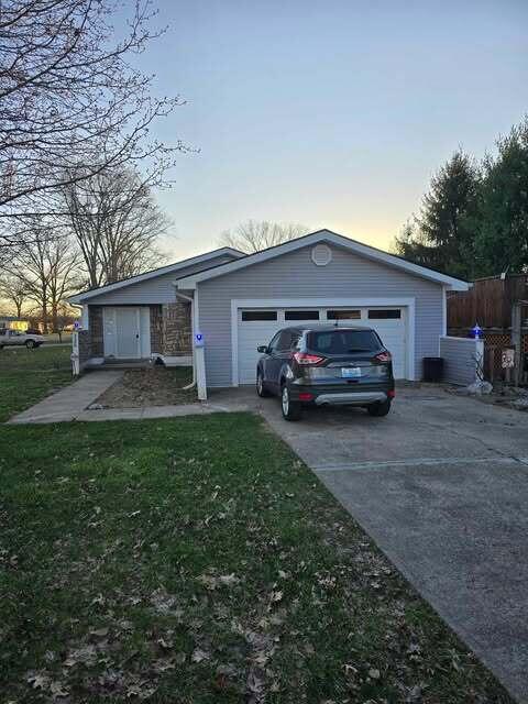 125 Smith Ave, Warsaw, KY 41095 - view of front facade featuring a yard, concrete driveway, a garage, and fence