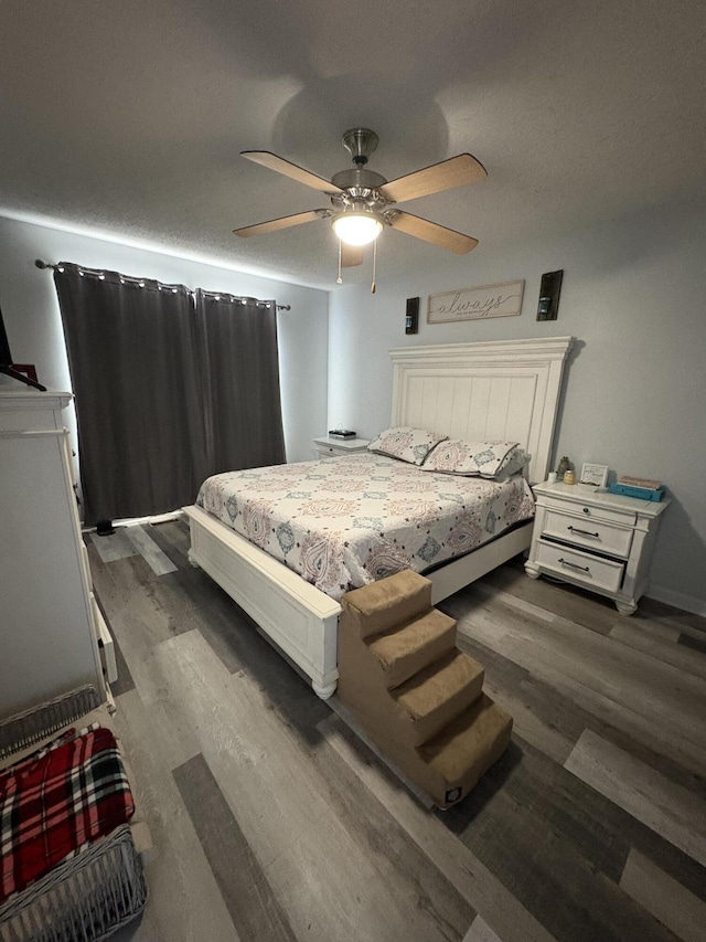 bedroom featuring dark wood-type flooring and a ceiling fan