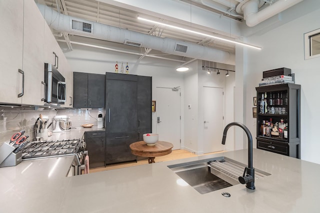 kitchen featuring visible vents, a sink, light countertops, appliances with stainless steel finishes, and backsplash