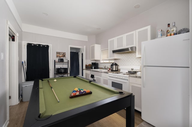1706 Eastern Ave, Covington, KY 41014 - rec room featuring wood finished floors, a sink, and billiards table