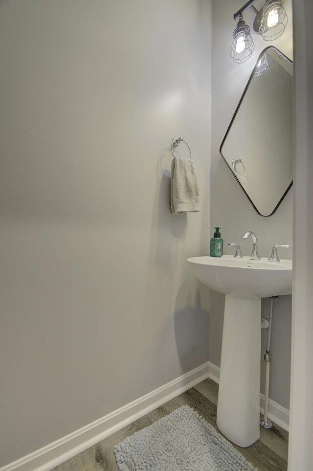 714 Streamside Dr Unit L, Alexandria, KY 41001 - bathroom featuring a sink, baseboards, and wood finished floors