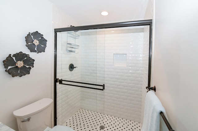 full bath with toilet, a shower stall, and recessed lighting
