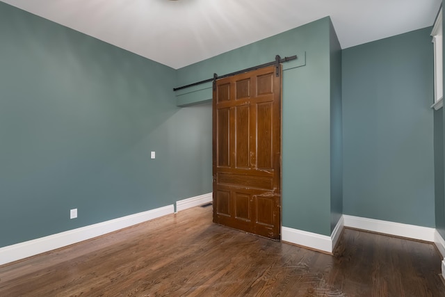 224 Wallace Ave, Covington, KY 41014 - interior space featuring a barn door, wood finished floors, and baseboards
