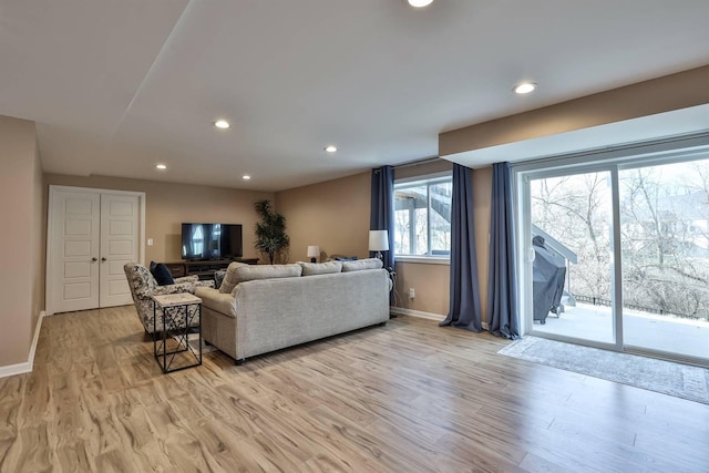 living area featuring recessed lighting, light wood-type flooring, and baseboards