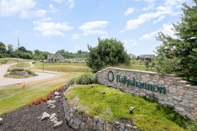 community sign with a lawn