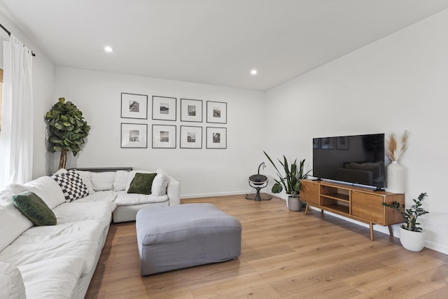 living area featuring recessed lighting, light wood finished floors, and baseboards