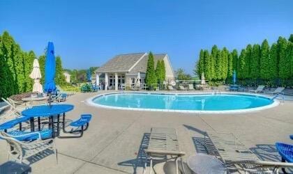 685 Radnor Ln, Walton, KY 41094 - pool featuring a patio