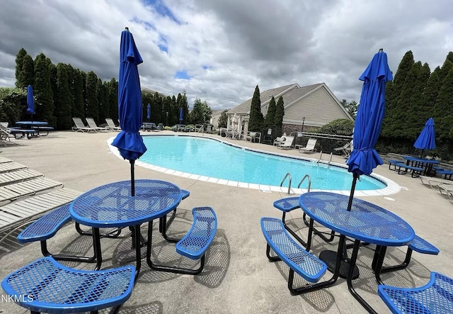 685 Radnor Ln, Walton, KY 41094 - community pool with fence and a patio