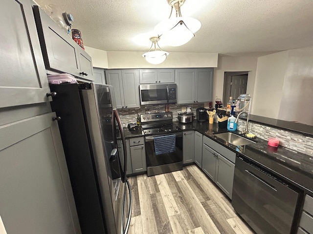 799 Slate Vw, Cold Spring, KY 41076 - kitchen with stainless steel appliances, a sink, gray cabinetry, a textured ceiling, and light wood-type flooring