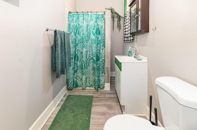 705 Bakewell St, Covington, KY 41011 - bathroom featuring a shower with curtain, wood finished floors, baseboards, vanity, and toilet