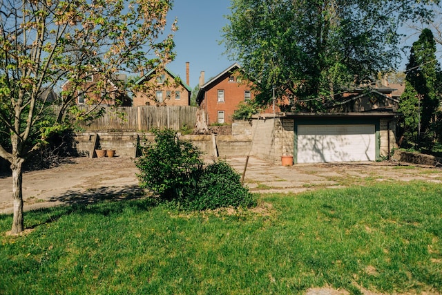 2225 Oakland Ave, Covington, KY 41015 - view of yard with fence and a garage
