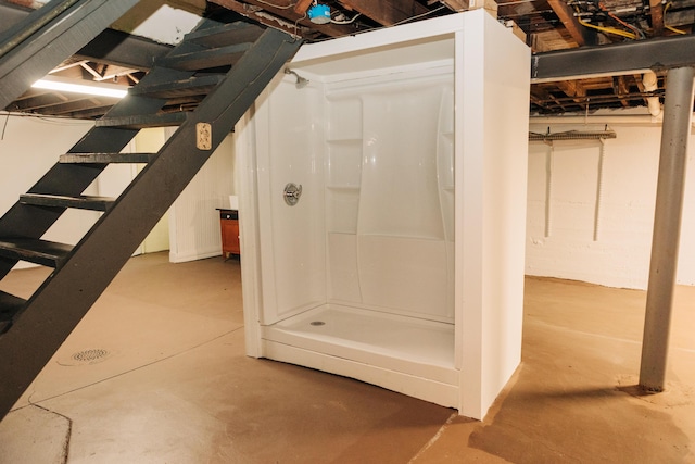 2225 Oakland Ave, Covington, KY 41015 - interior space featuring stairway