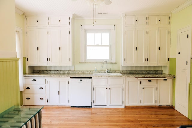 2225 Oakland Ave, Covington, KY 41015 - kitchen with dishwasher, a sink, crown molding, light wood-style flooring, and ceiling fan