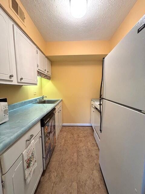 40 Fairway Ct Unit 14, Perry Park, KY 40363 - kitchen featuring visible vents, white appliances, a textured ceiling, and a sink