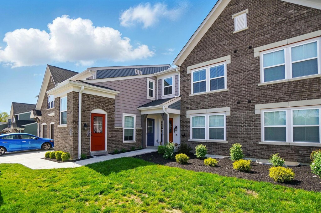 2531 Crosshill Dr, Crescent Springs, KY 41017 - view of front of house featuring brick siding and a front yard