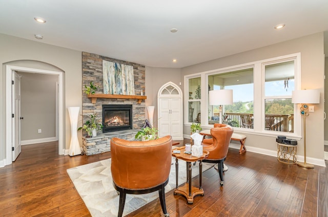 living area with recessed lighting, baseboards, wood finished floors, and a fireplace