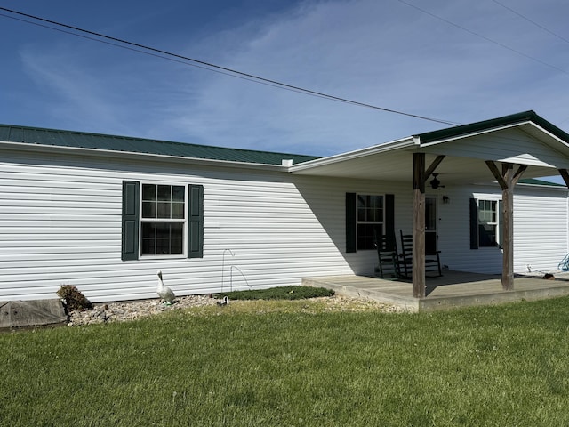 view of front of property featuring metal roof and a front yard