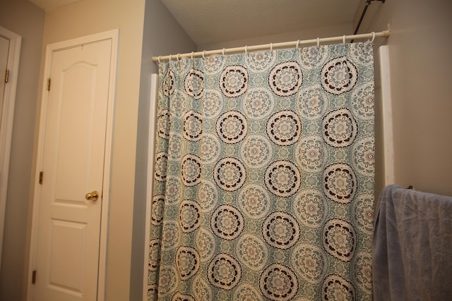 details featuring a shower with shower curtain