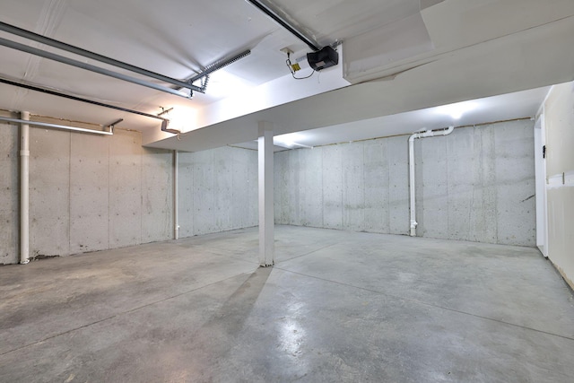 1609 Woodfield Ct, Hebron, KY 41048 - garage featuring a garage door opener