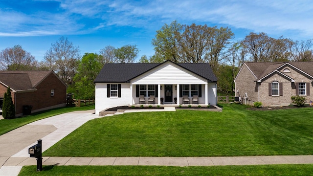 view of front of home featuring a front lawn, fence, and covered porch