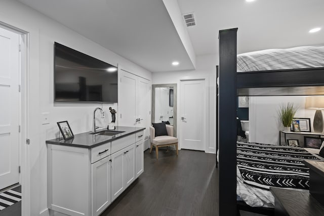 interior space with visible vents, a sink, dark wood-style flooring, and recessed lighting