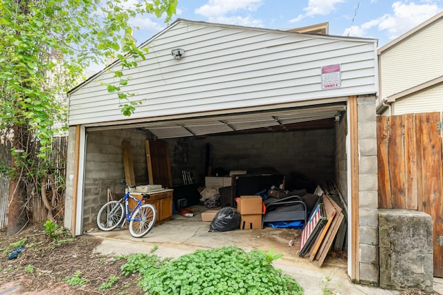 910 Hamlet St, Newport, KY 41071 - garage with fence