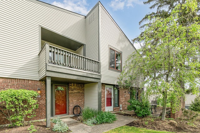 2810 Dry Ridge Ct, Villa Hills, KY 41017 - rear view of house with brick siding and a balcony