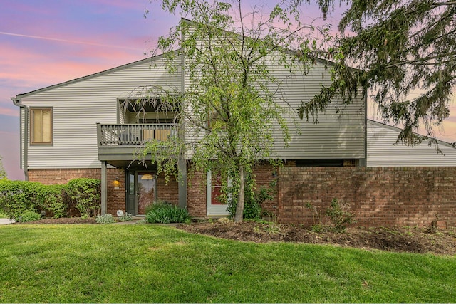 2810 Dry Ridge Ct, Villa Hills, KY 41017 - back of house with a yard, brick siding, and a balcony