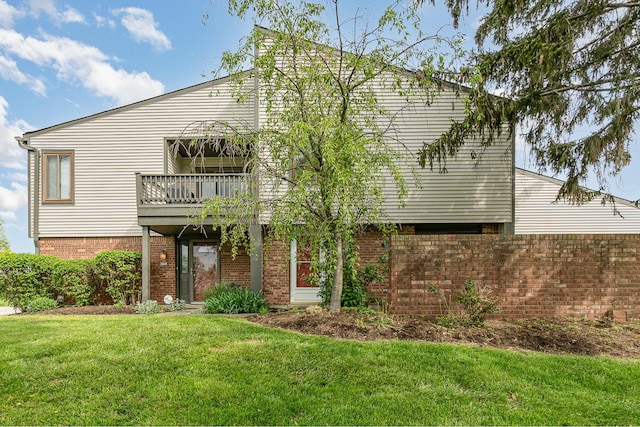 2810 Dry Ridge Ct, Villa Hills, KY 41017 - back of property featuring a yard, brick siding, and a balcony