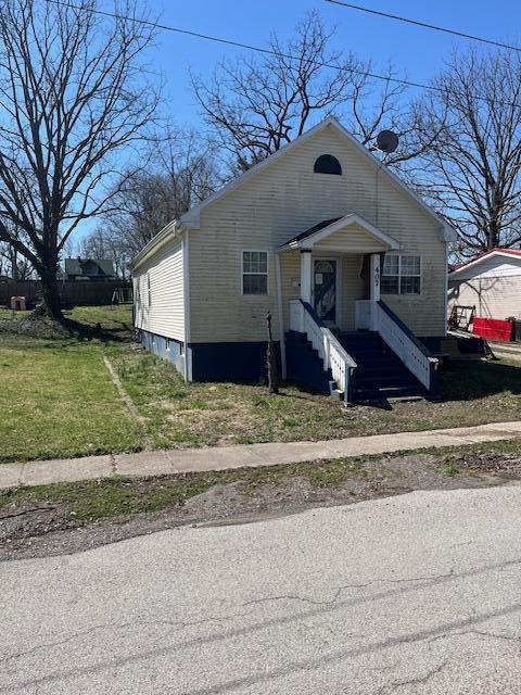 407 E E Shelby St, Falmouth, KY 41040 - bungalow-style home with a front lawn