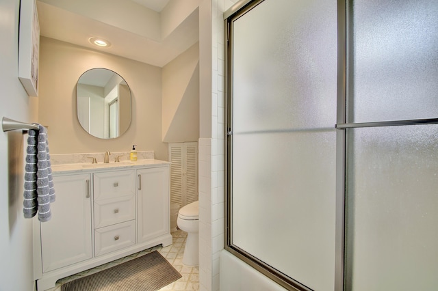full bath with toilet, wainscoting, a shower with shower door, and vanity